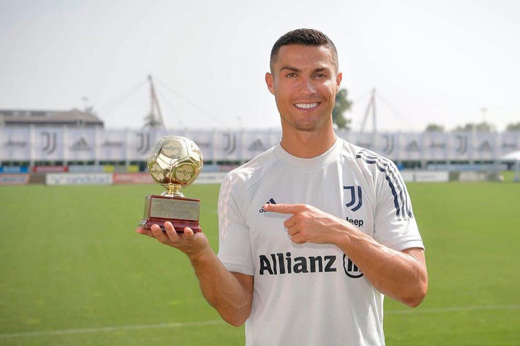 Ronaldo khoe chiến tích không tưởng trên trang Facebook 135,6 triệu người theo dõi - Ảnh 1.