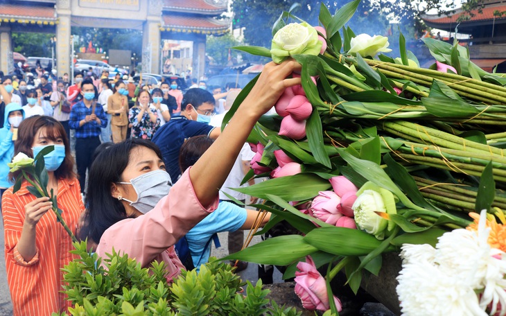 Chùa ở TP.HCM trang bị máy rửa tay, phát khẩu trang cho người đi viếng lễ Vu lan