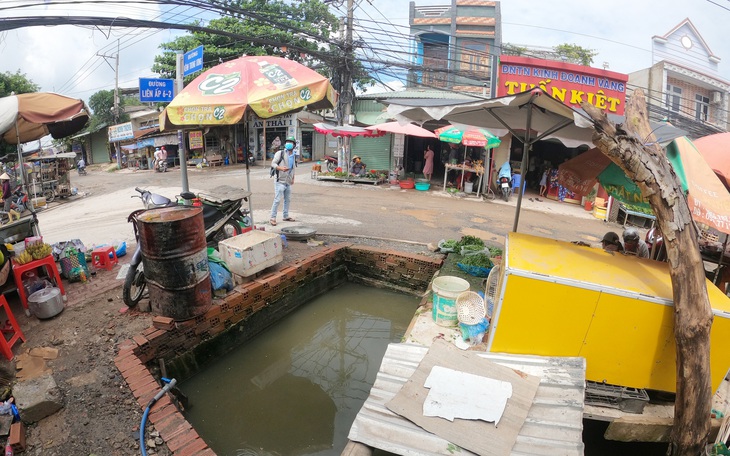 Video thanh niên đi xe máy lọt xuống hố sâu hơn 3m ở Bình Chánh