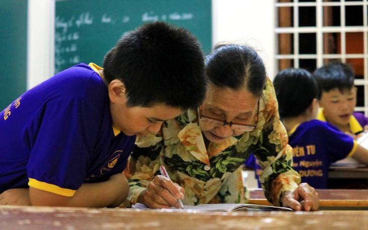 Bà giáo về hưu sáng bán vé số, chiều gieo con chữ ở lớp học tình thương