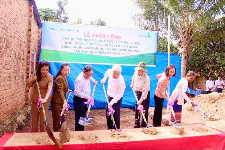 Nguyên Chủ tịch nước Nguyễn Minh Triết dự lễ bàn giao nhà đại đoàn kết ở Bình Phước - Ảnh 2.