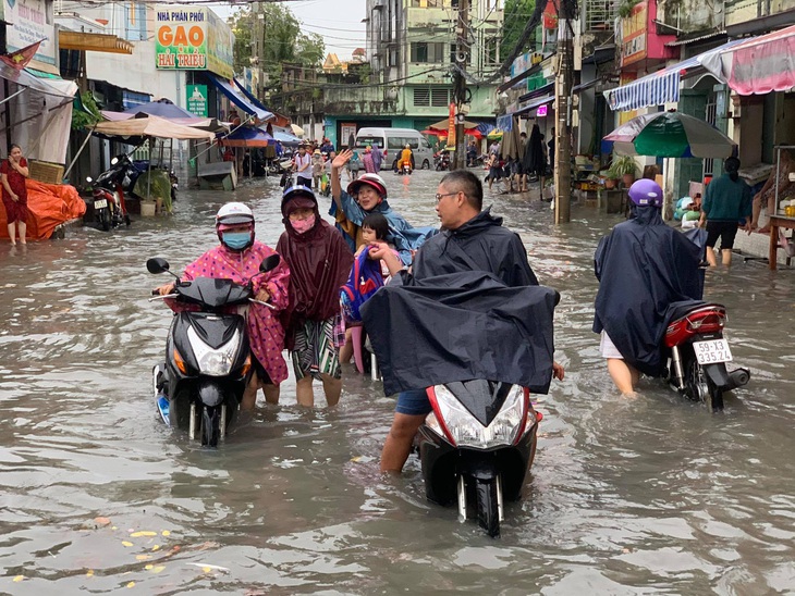 TP.HCM tiếp tục có mưa trải rộng, đề phòng dông, gió lốc - Ảnh 1.