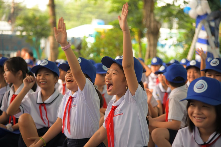 Trang bị sân chơi vận động, góc dinh dưỡng cho học sinh tiểu học - Ảnh 1.