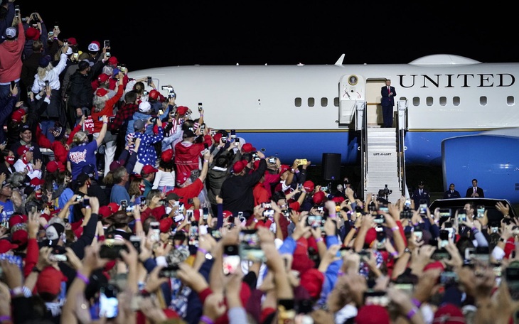 Bầu cử tổng thống Mỹ: Ông Trump hừng hực, Đảng Dân chủ lo