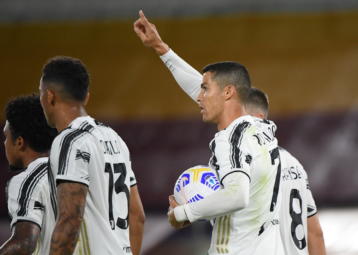 Ronaldo lập cú đúp cứu Juve trên sân khách AS Roma - Ảnh 1.