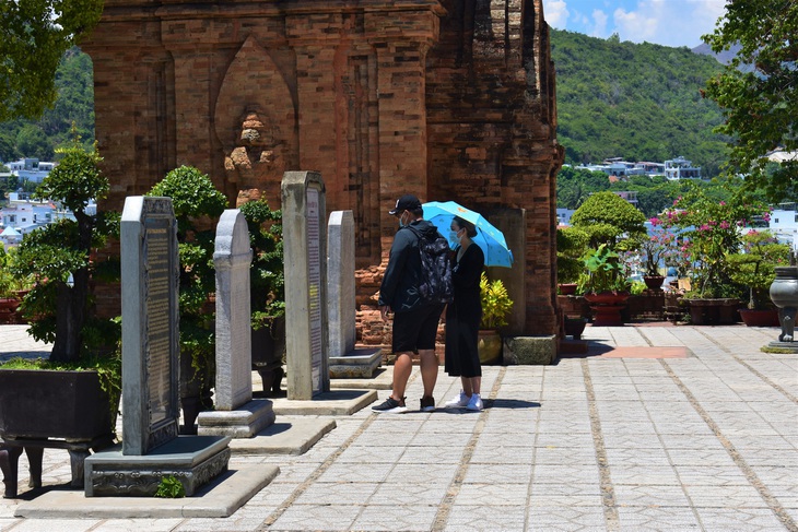 Nha Trang mở cửa Tháp Bà, Hòn Chồng, nhà hàng, khách sạn vẫn chưa dám mở - Ảnh 2.