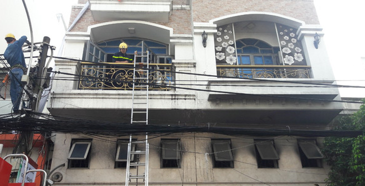Cháy công ty in vải ở Tân Bình, nhân viên đu dây xuống, 2 người mắc kẹt - Ảnh 2.
