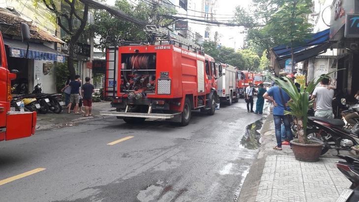 Cháy công ty in vải ở Tân Bình, nhân viên đu dây xuống, 2 người mắc kẹt - Ảnh 4.