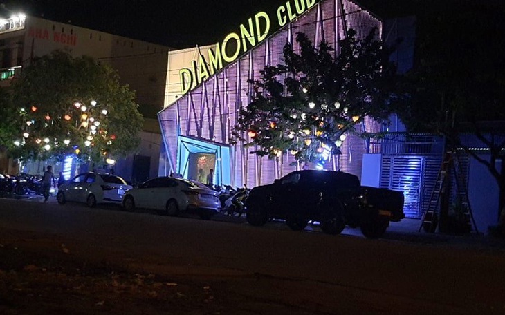 Đột kích quán bar Diamond Club, tạm giữ 12 người liên quan đến ma túy - Ảnh 2.