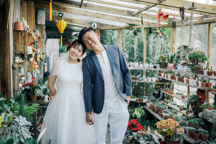 Mong bình yên đi từng ngõ, gõ cửa từng nhà - Ảnh 1. Mong bình yên đi từng ngõ, gõ cửa từng nhà - Ảnh 1.