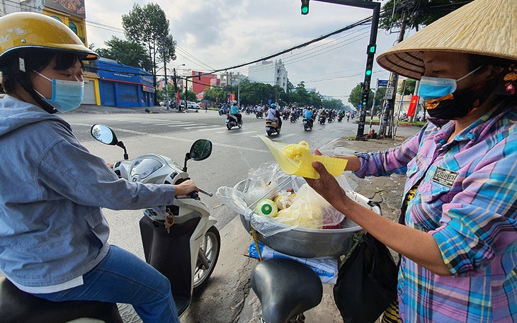 Hàng rong trĩu bước mưu sinh: Dè sẻn để qua ngày khó