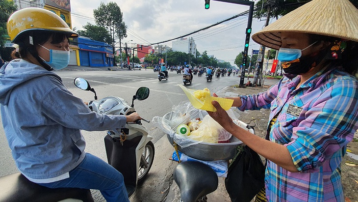 Hàng rong trĩu bước mưu sinh: Dè sẻn để qua ngày khó - Ảnh 1.