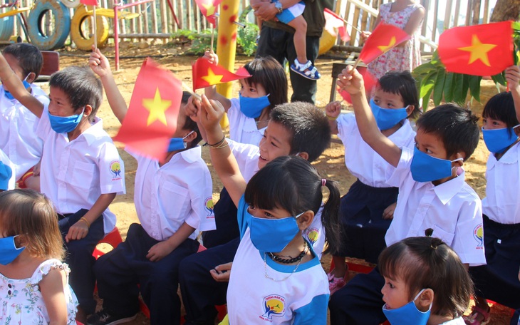 Học sinh Tăk Pổ đáng yêu, đeo khẩu trang trong lễ khai giảng