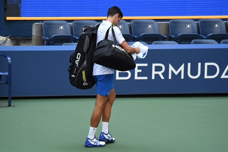 Những hình ảnh của vụ tai nạn: Djokovic đánh bóng trúng người nữ trọng tài - Ảnh 7.