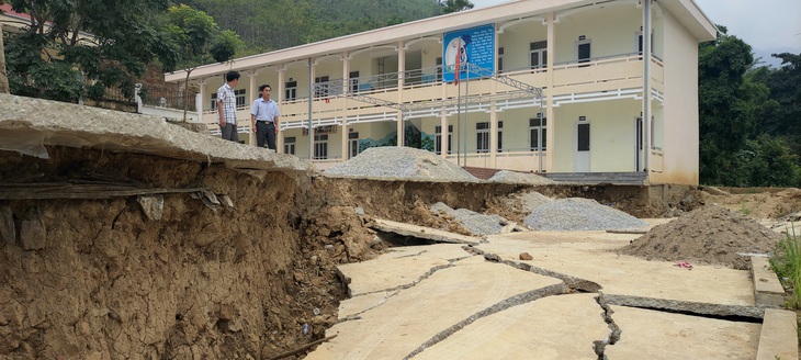 Trường học bị sạt lở, sụt lún nghiêm trọng, 140 học sinh phải đi học nhờ - Ảnh 4.