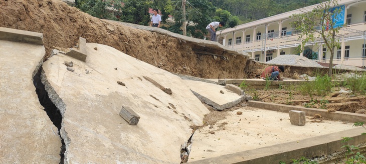 Trường học bị sạt lở, sụt lún nghiêm trọng, 140 học sinh phải đi học nhờ - Ảnh 1.