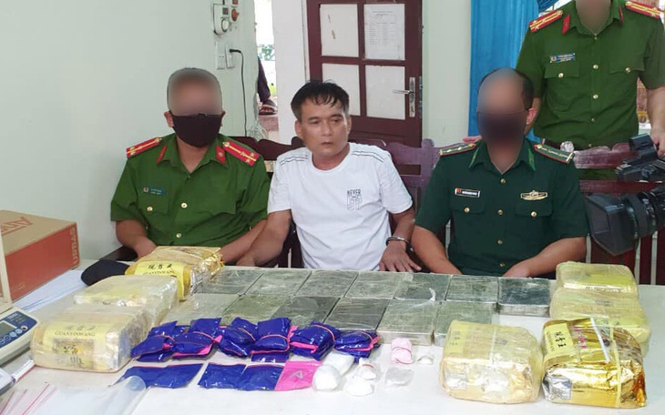 Chôn 13 bánh heroin, 7kg ma túy đá trong vườn tiêu để qua mắt công an