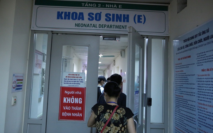 Bé sơ sinh bị bỏ rơi trong khe tường được xuất viện