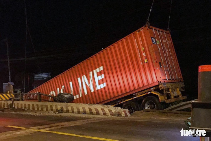 Xe container tông nát thành cầu rơi xuống suối, kẹt xe kéo dài - Ảnh 1. Xe container tông nát thành cầu rơi xuống suối, kẹt xe kéo dài - Ảnh 1.