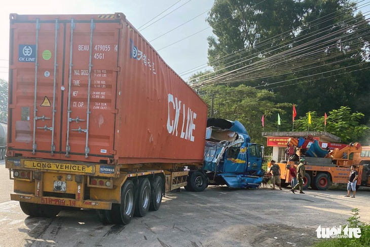 Xe container tông nát thành cầu rơi xuống suối, kẹt xe kéo dài - Ảnh 2. Xe container tông nát thành cầu rơi xuống suối, kẹt xe kéo dài - Ảnh 2.