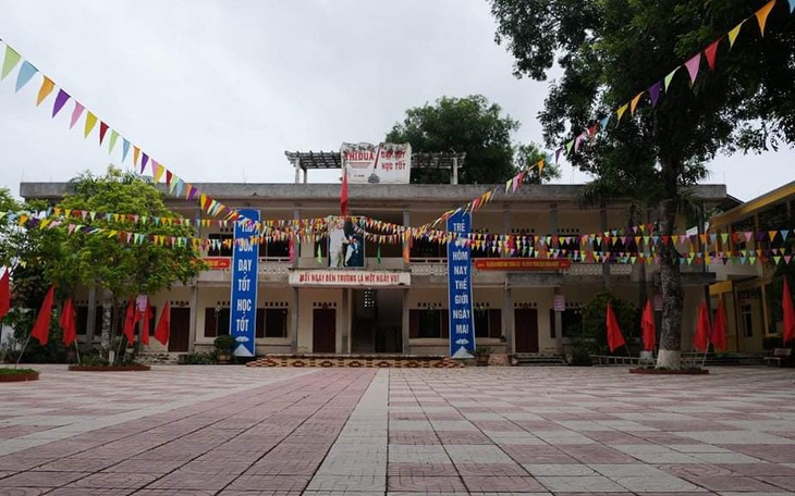 Phản đối sáp nhập trường, gần 200 học sinh bị cha mẹ buộc ở nhà