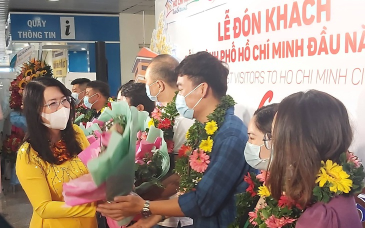 Du khách xông đất TP.HCM đầu năm được chào đón nồng hậu và nhận vé khứ hồi
