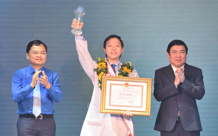 Vinh danh 12 công dân trẻ tiêu biểu TP.HCM 2020: Những bông hoa tỏa sáng