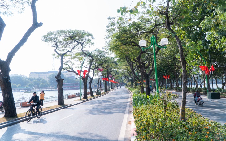 Phố phường thông thoáng, người Hà Nội đạp xe tận hưởng không khí đầu năm