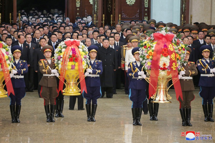 Ông Kim Jong Un không lên truyền hình, gửi thư tay cảm ơn toàn dân - Ảnh 3. Ông Kim Jong Un không lên truyền hình, gửi thư tay cảm ơn toàn dân - Ảnh 3.