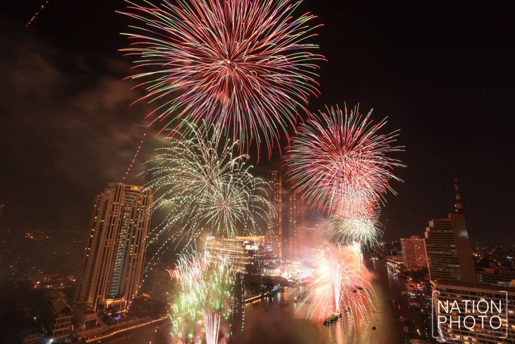 Bangkok bắn pháo hoa hoành tráng để vực dậy tinh thần người dân khi dịch lan nhanh - Ảnh 1.