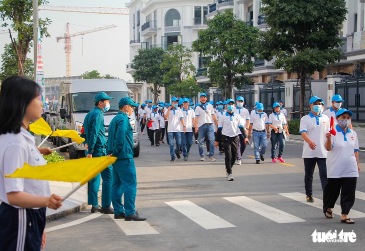 Đi bộ đồng hành Thủ Đức nghĩa tình, quyên góp hơn 3,9 tỉ đồng ủng hộ người nghèo - Ảnh 6.