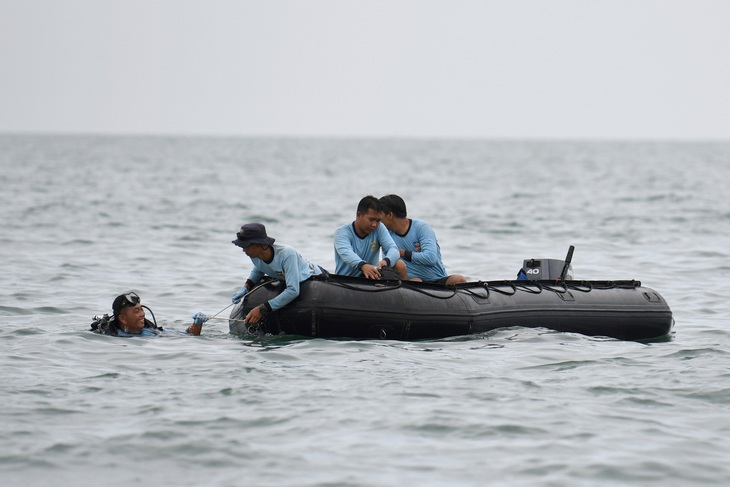 Xác định vị trí hai hộp đen máy bay Indonesia rơi xuống biển, bắt đầu trục vớt - Ảnh 1.