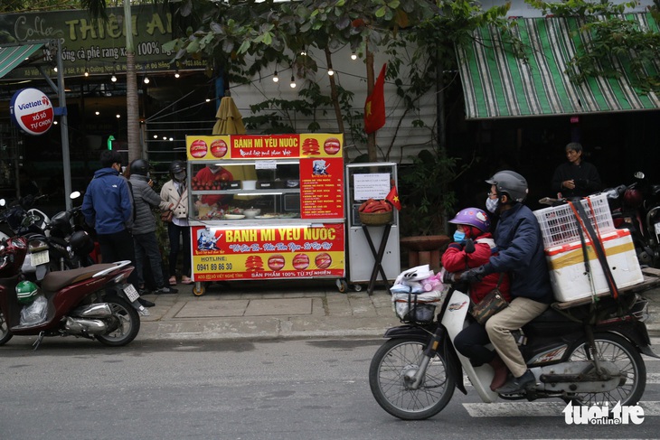 Bánh mì nhân đầy thịt chả mời cô chú ve chai, hàng rong… ngày giá rét - Ảnh 2.