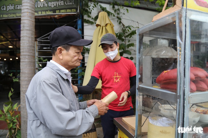 Bánh mì nhân đầy thịt chả mời cô chú ve chai, hàng rong… ngày giá rét - Ảnh 4.