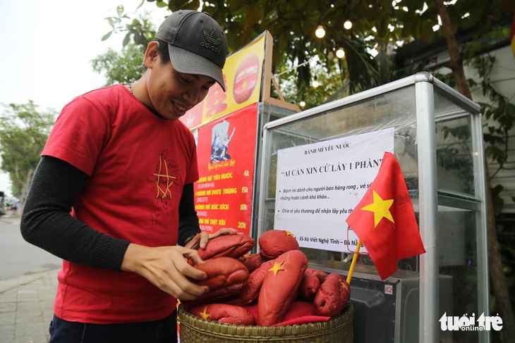 Bánh mì nhân đầy thịt chả mời cô chú ve chai, hàng rong… ngày giá rét - Ảnh 5.