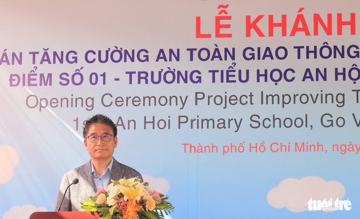 Lắp ‘thảm vàng an toàn’ trước trường học hạn chế tai nạn giao thông - Ảnh 1.