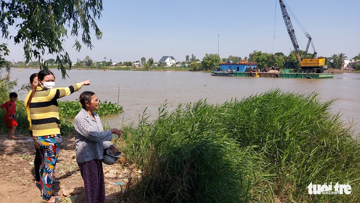 Nạo vét sông Hậu lùi lại 700 mét theo ý người dân - Ảnh 1.