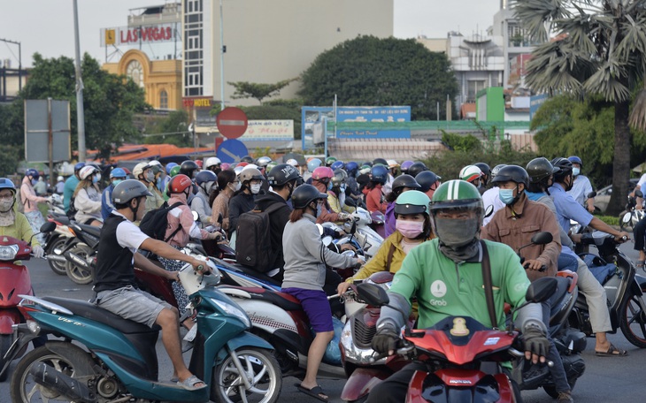 Thu phí đường Nguyễn Văn Linh để duy tu đường, nhưng đường cứ hư hỏng