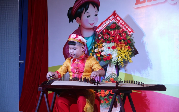 Chú bé bất ngờ bị đứt dây đàn tranh vẫn trình tấu cực sung khiến khán giả phấn khích - Ảnh 2.
