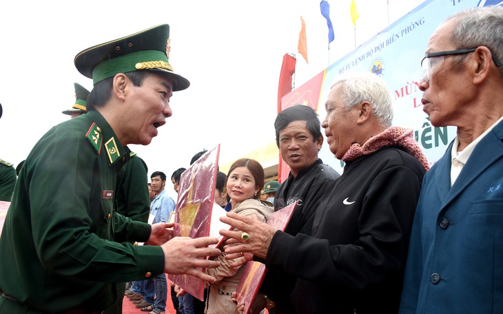 Mỗi ngư dân, mỗi con tàu ra khơi là một ‘cột mốc sống trên biển’