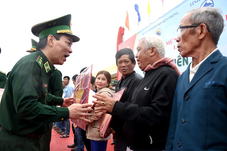 Mỗi ngư dân, mỗi con tàu ra khơi là một ‘cột mốc sống trên biển’ - Ảnh 1.