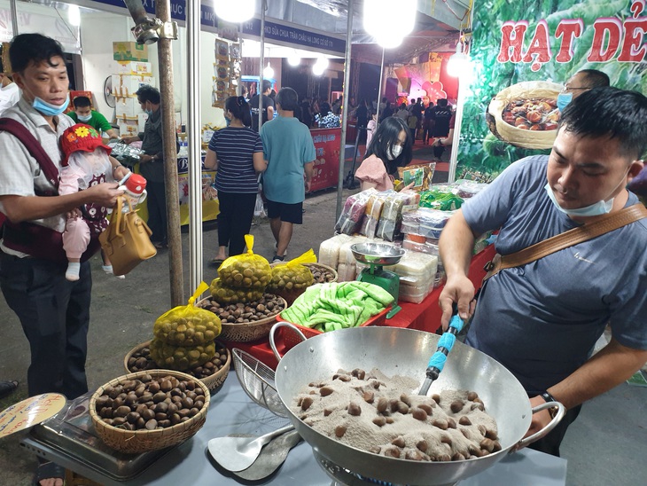 Dân Sài Gòn săn miến Hà Nội, tré Bình Định, khô miền Tây... - Ảnh 3.