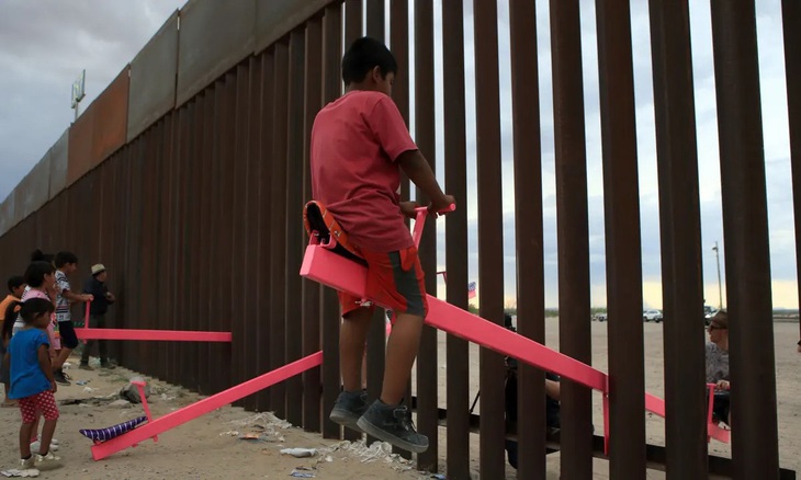 Teeter Totter Wall: Vinh danh bập bênh ở biên giới Mỹ - Mexico - Ảnh 1.