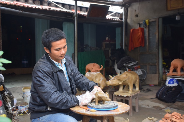 Về làng gốm hàng trăm tuổi xem nghệ nhân nhào nặn linh vật trâu tết - Ảnh 4.