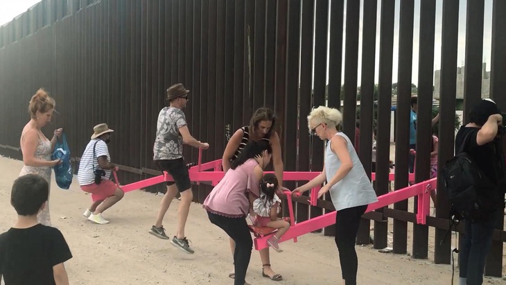 Teeter Totter Wall: Vinh danh bập bênh ở biên giới Mỹ - Mexico - Ảnh 3.