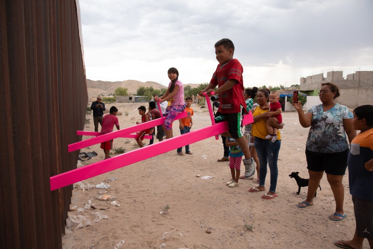 Teeter Totter Wall: Vinh danh bập bênh ở biên giới Mỹ - Mexico - Ảnh 5.