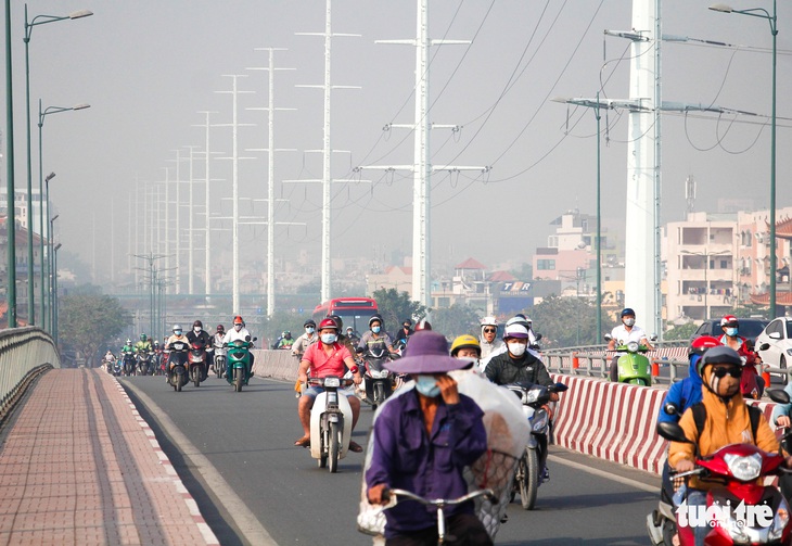 TP.HCM sương mù dày đặc từ sáng tới trưa - Ảnh 1.