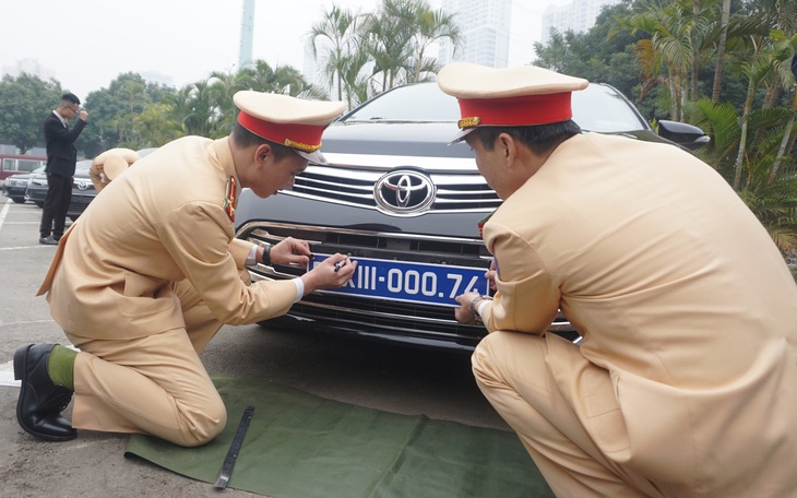 Kiểm định, gắn biển tạm thời cho 109 ôtô phục vụ Đại hội XIII