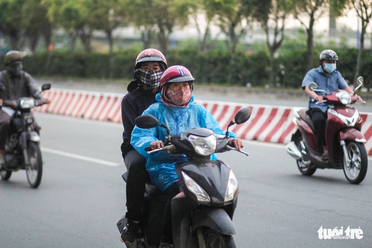 TP.HCM sương mù âm u từ sáng sớm, tối có thể mưa rào - Ảnh 2. TP.HCM sương mù âm u từ sáng sớm, tối có thể mưa rào - Ảnh 2.