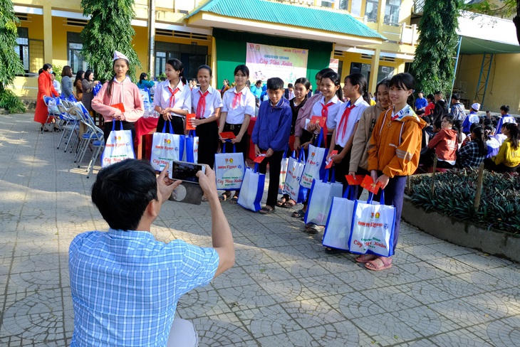 Trẻ em miền núi ‘ai cũng có lì xì, vui quá!’ - Ảnh 5.